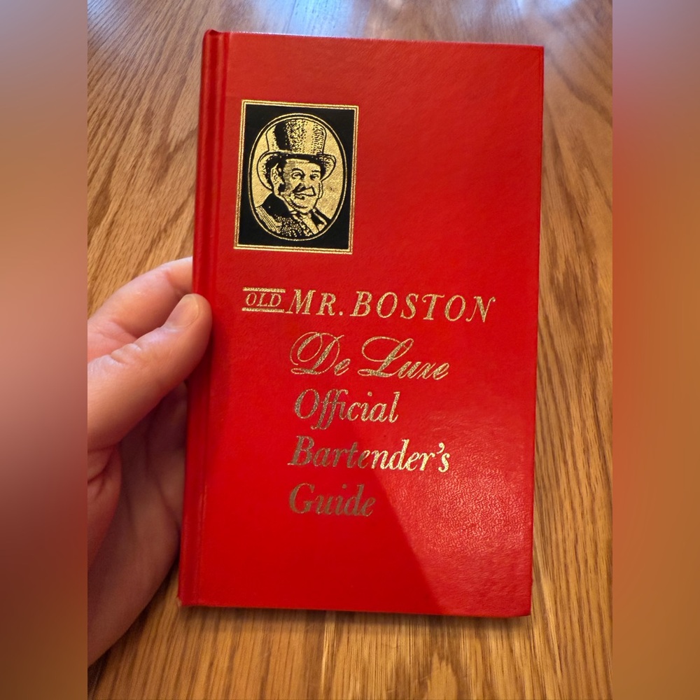 Vintage Old Mr. Boston De Luxe Official Bartender's Guide